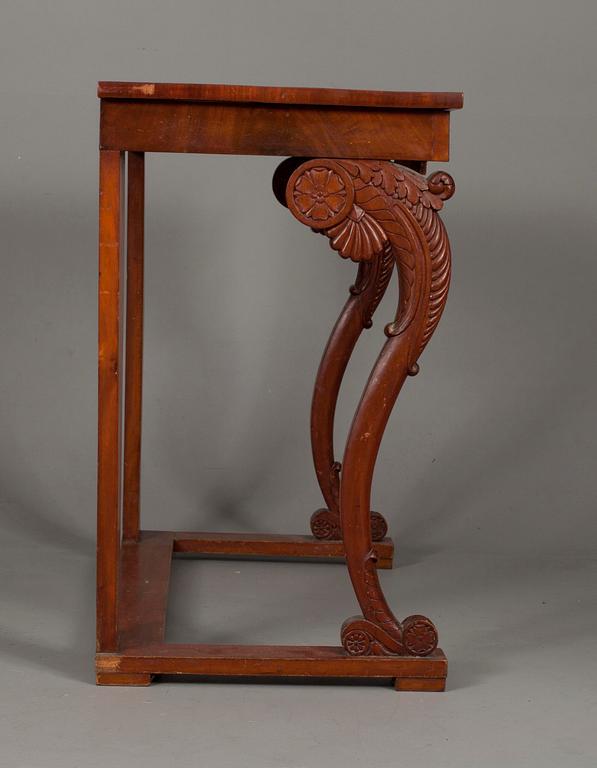 SPEGEL MED KONSOLBORD,  mahognyfanerad, Ryssland omkring 1830.