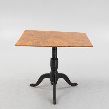 Drop-leaf table,
circa 1800.