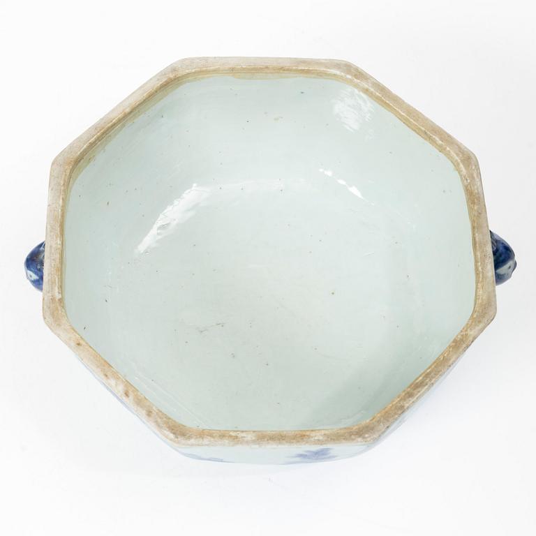 Terrin med lock, kompaniporslin, Kina, Qingdynastin, Qianlong (1736-95).