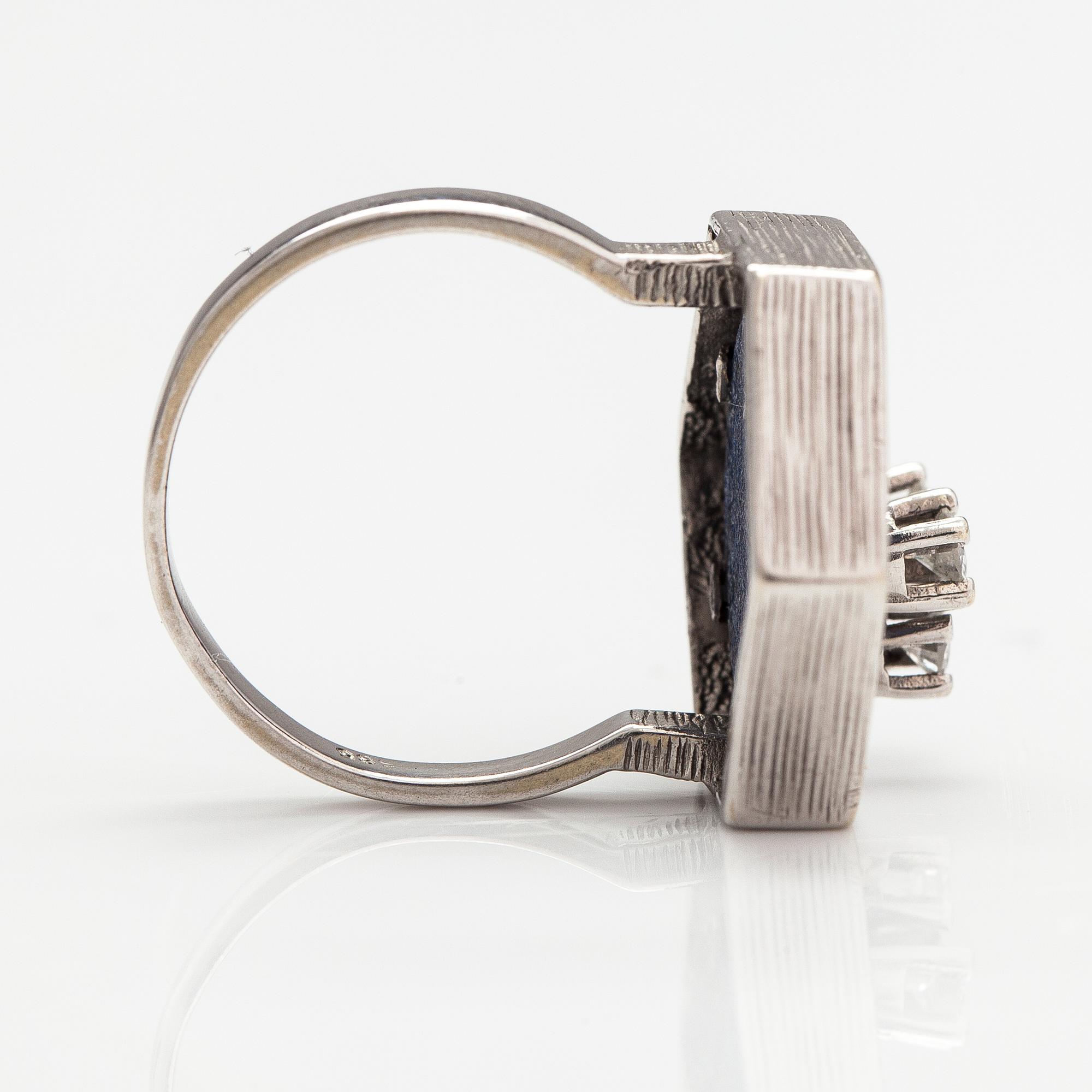 Ring, 14K vitguld, lapis lazuli och diamanter ca 0.16 ct tot.
