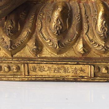 BUDDHISATTVA, förgylld kopparlegering. Tibetokinesisk, 1700-tal, märkt Da Qing Qianlong Nian jingzao.