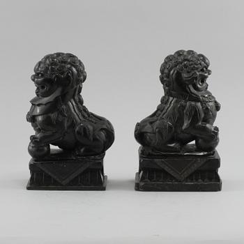 FIGURINER, ett par, sten, 1900-talets andra hälft.