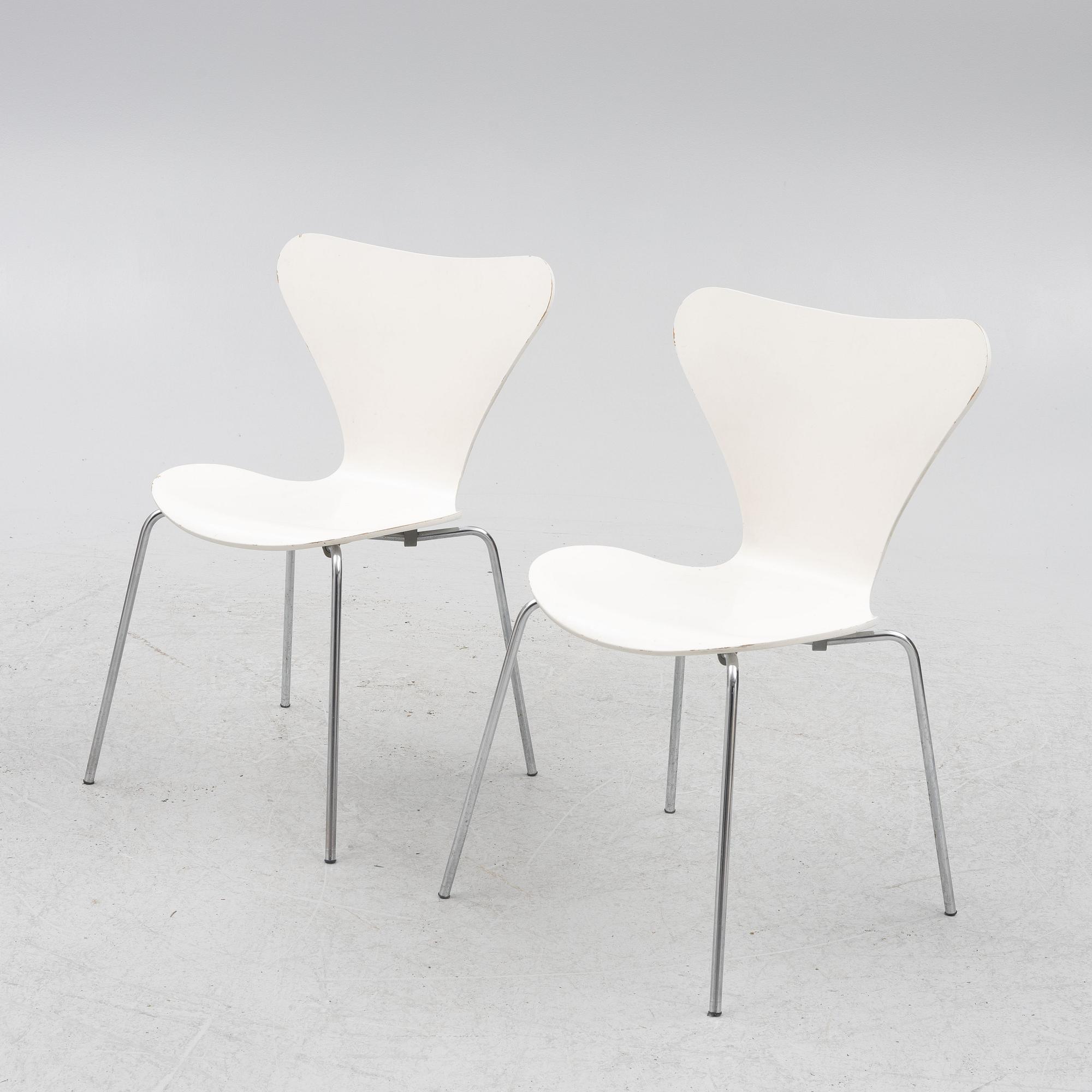 Arne Jacobsen, a pair of model 'Seven' chairs, Fritz Hansen, Denmark 1976.
