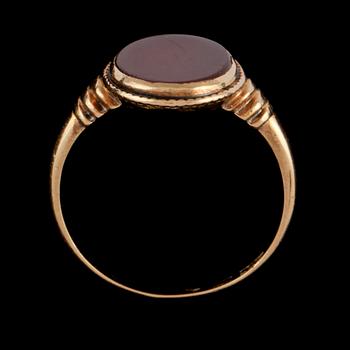 RING, 18k guld med karneol, Ernst Harbeck, Göteborg, 1919, importstämplad. Vikt 3,5 g.