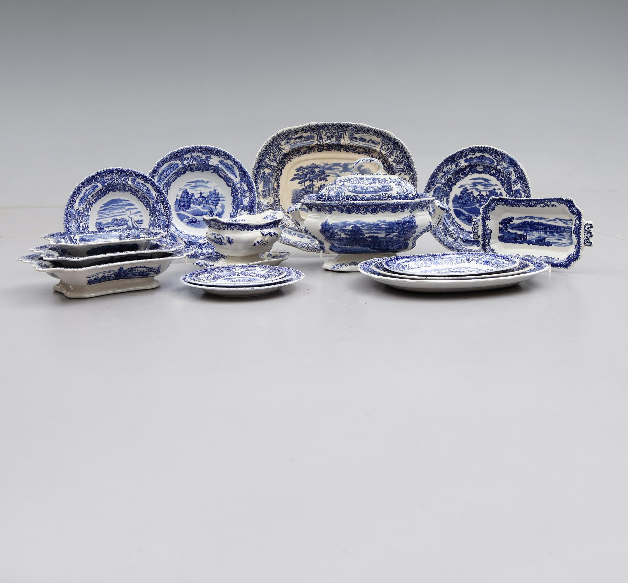 MATSERVIS, 86 delar, flintgods, "Svenska Slott", Rörstrand, 1900-talets första hälft.