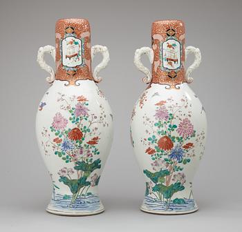 GOLVVASER, ett par, porslin. Japan 1900-talets första hälft.