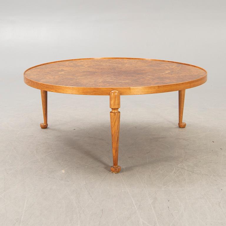 A Josef Frank walnut coffee table nr 2139 for Firma Svenskt Tenn alter part of the 20th century.