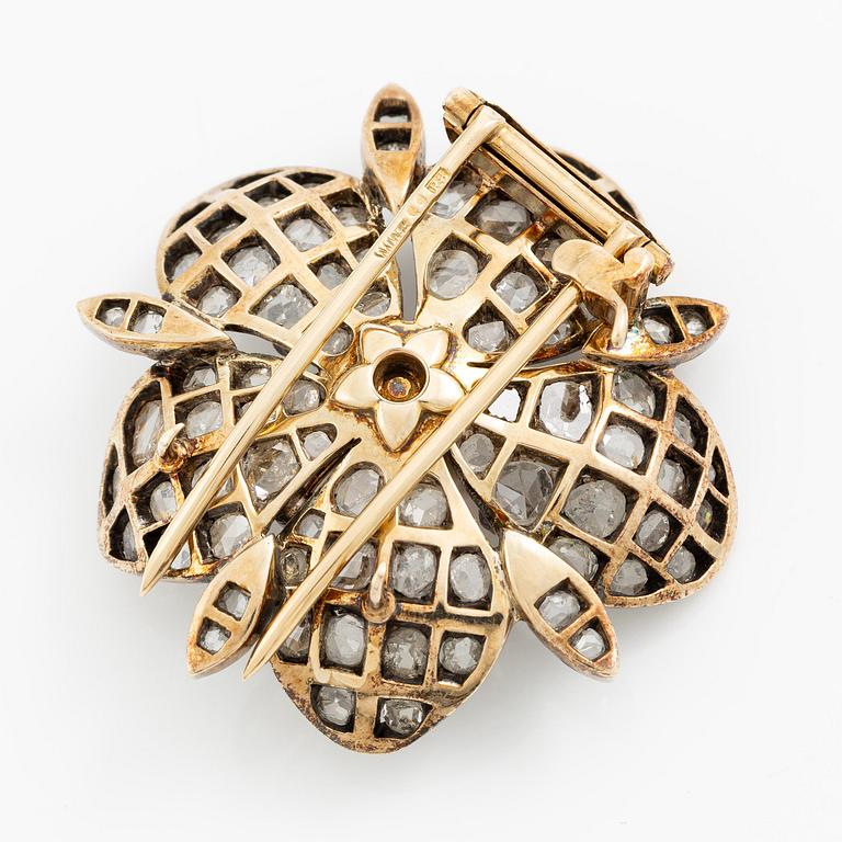 W.A. Bolin brosch i form av blomma 18K guld och silver med en bouton-formad pärla samt rosenslipade diamanter.