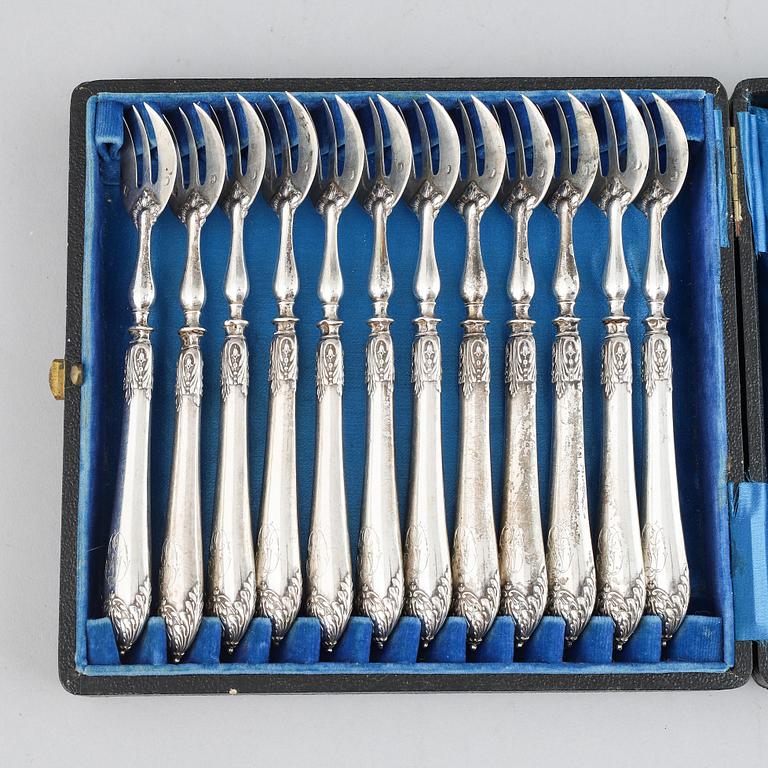 Ostrongafflar, 12 st, silver, Paris 1800-talets andra hälft.