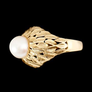RING, 18 k, guld, med odlad pärla. Total vikt ca 5 g.