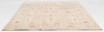 Carpet, Ziegler design, approx. 250 x 308 cm.