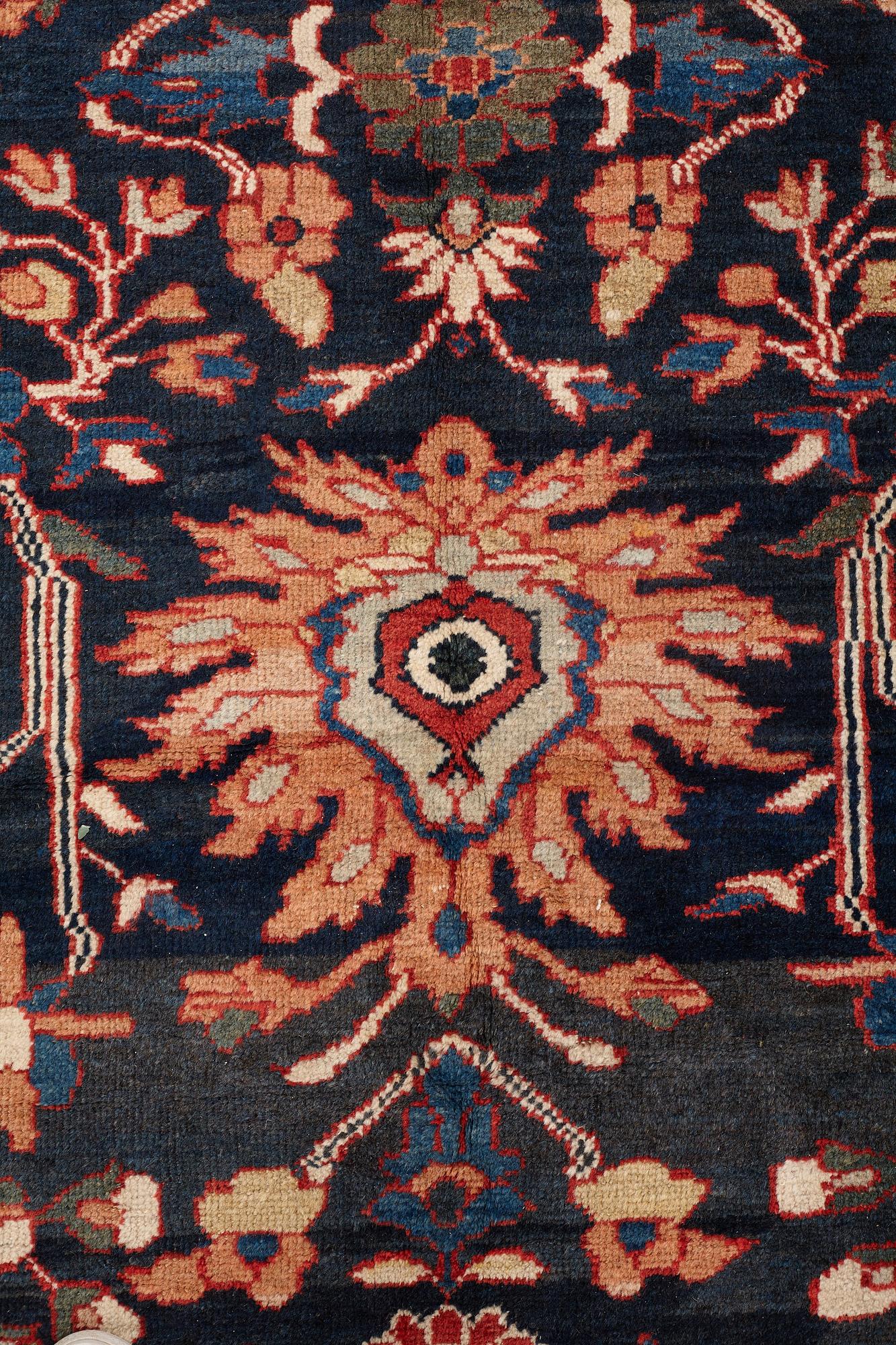 MATTA, antik Ziegler Mahal, ca 417,5 x 326 cm (samt en kortsida med 2 cm slätväv).