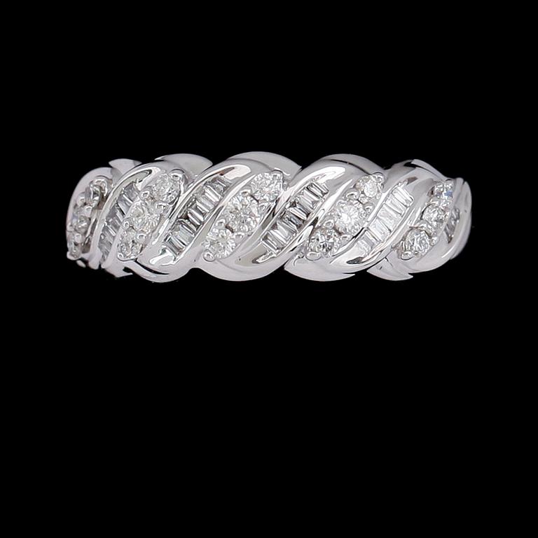 RING, 10 k vitguld, briljant- och baguettslipade diamanter tot 0.38 ct.