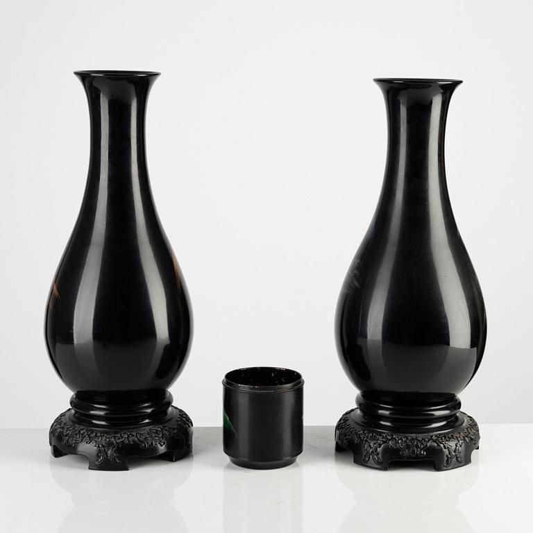 A pair of Japan lacquered vases and a brushpot/bottom for a box, around 1900.