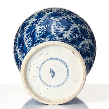 A large blue and white vase, Qing dynasty, Kangxi (1662-1722).