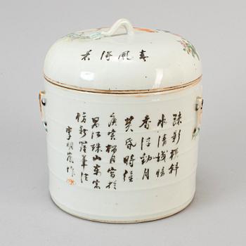 A Chinese bowl with cover, early 20th century.