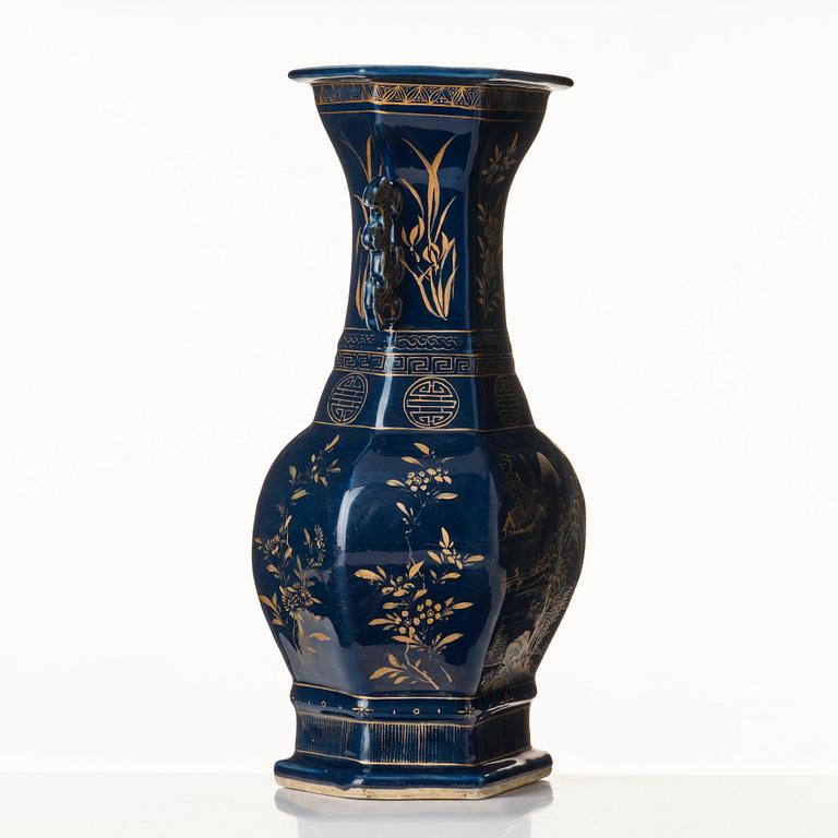 A blue vase, Qing dynasty, 19th Century.