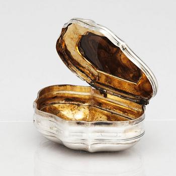 Snusdosa, delvis förgyllt silver och agat, oidentifierad mästarstämpel, mitten 1700-talet. Rokoko.