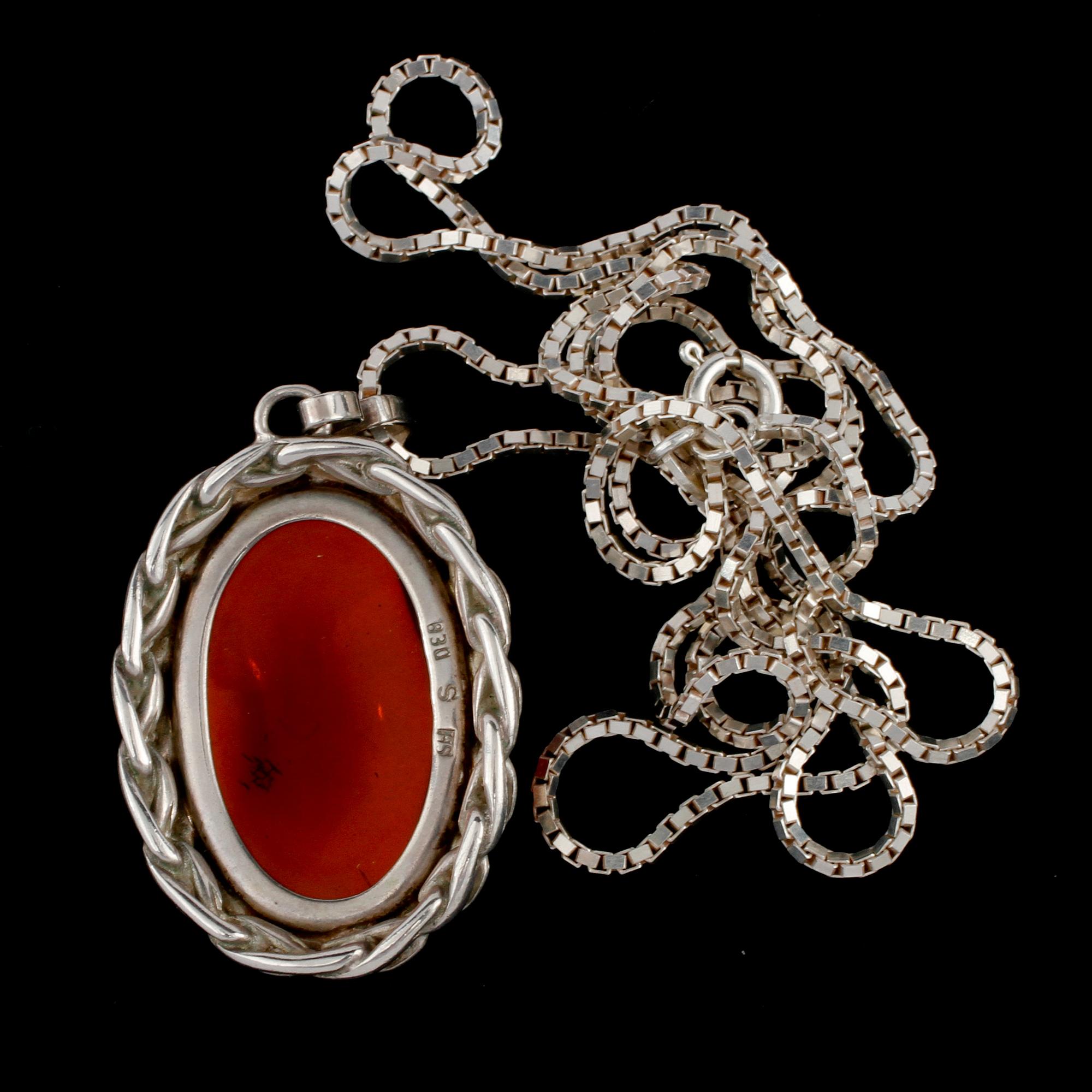 HÄNGE, silver bärnsten, Herman Siersbol, Kastrup, Danmark, 1900-talets andra hälft. Total vikt 13 g.