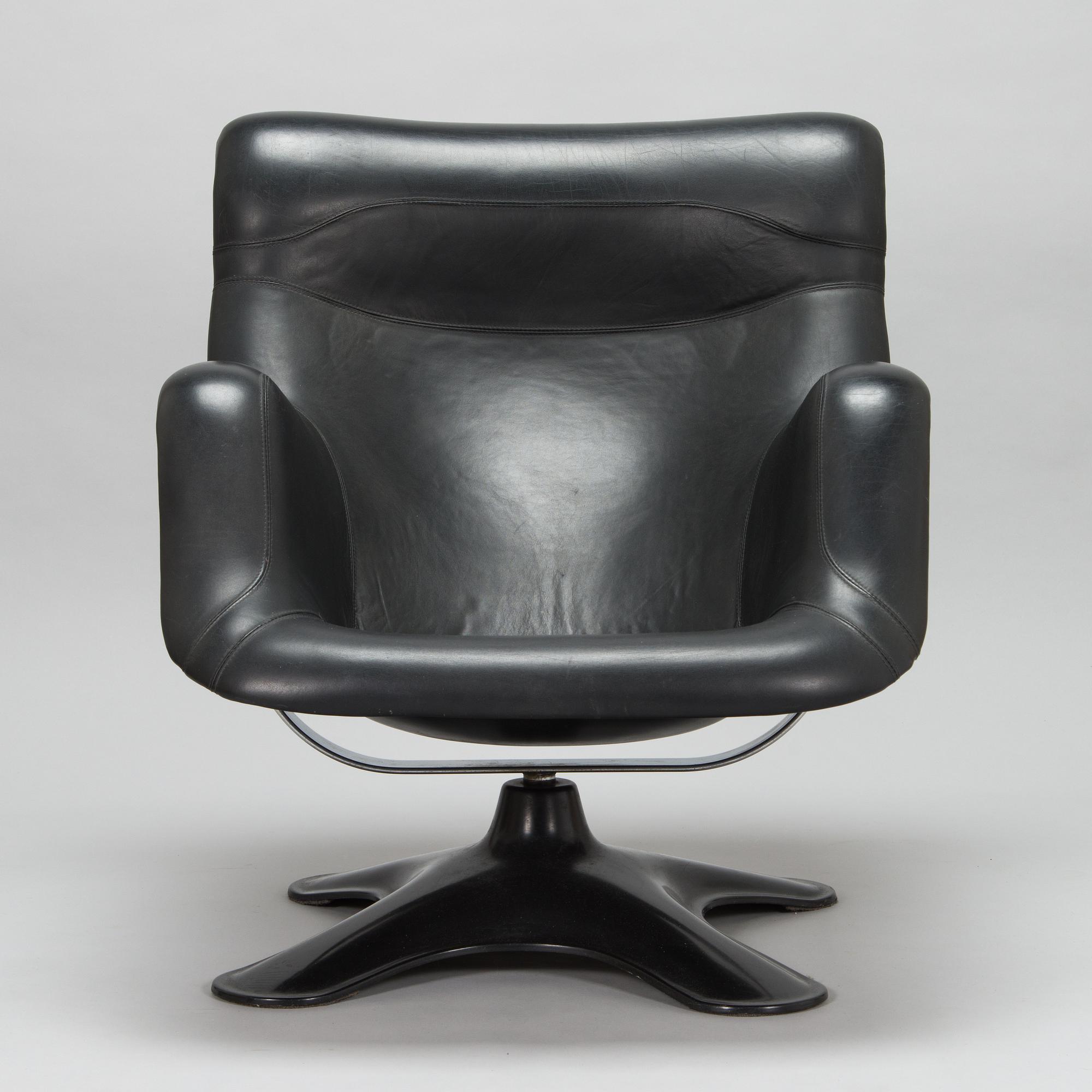 Yrjö Kukkapuro, a  A 1970's  'Carousel' armchair and a "Saturnus" table for Haimi.