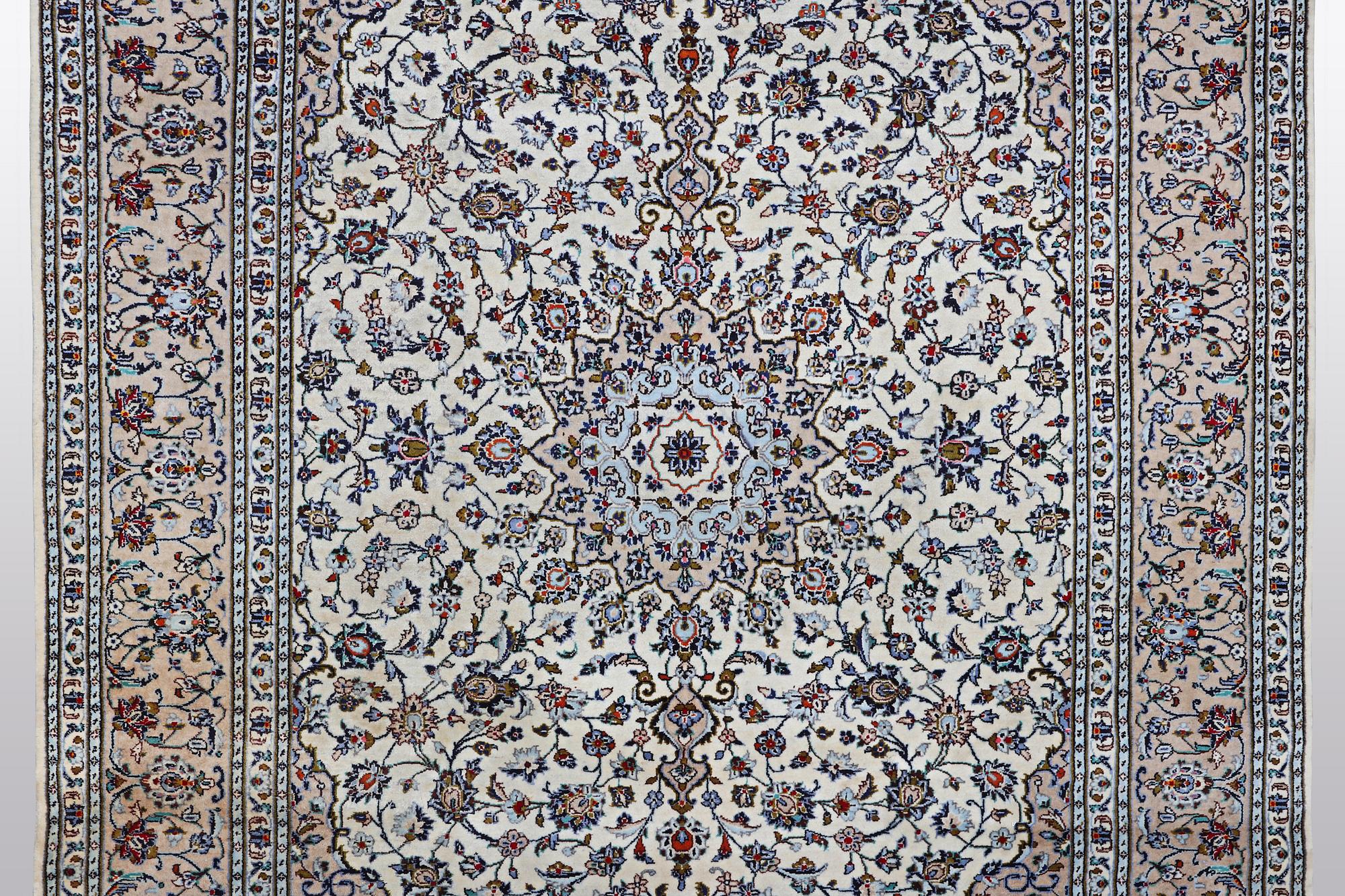 A carpet, Kashan, ca 344 x 245 cm.