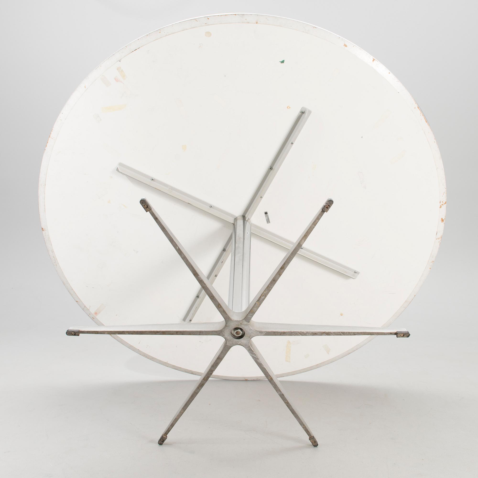 dinner table A826 for Fritz Hansen, 1983.