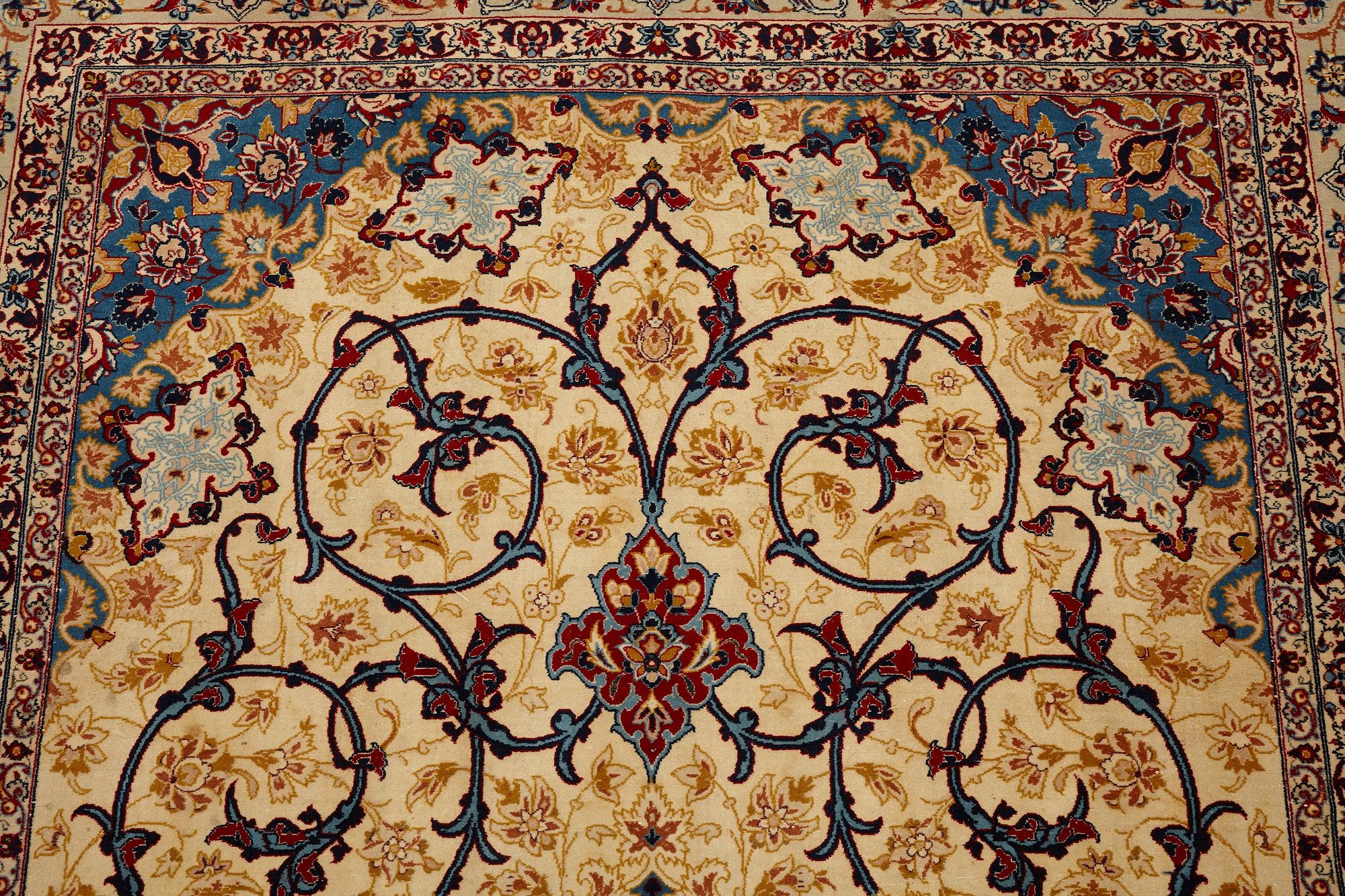 Matta, old Isfahan, signerad, ca 217,5 x 176,5 cm.