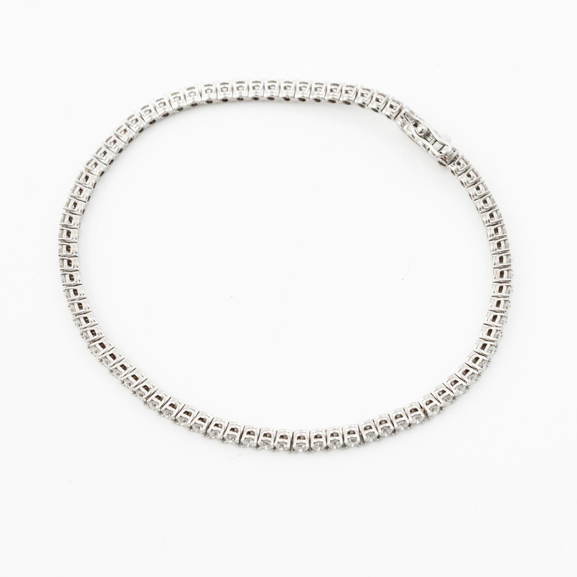 Tennis bracelet 18K white gold with round brilliant-cut diamonds.