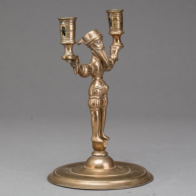 A BRASS CANDLESTICK, NORTHERN EUROPE, 17/18TH CENTURY.