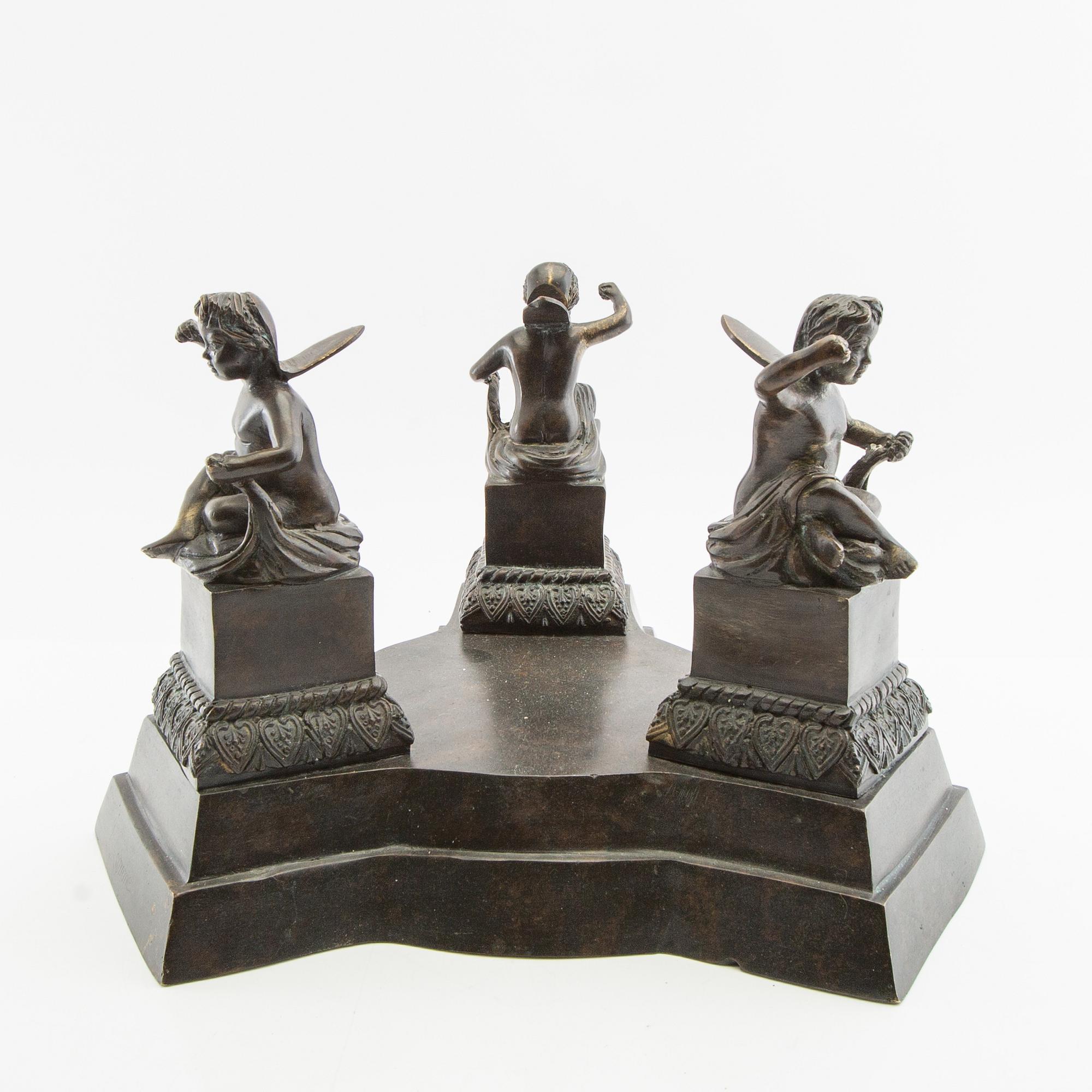 Goblet on foot Antique style 20th century patinated bronze.