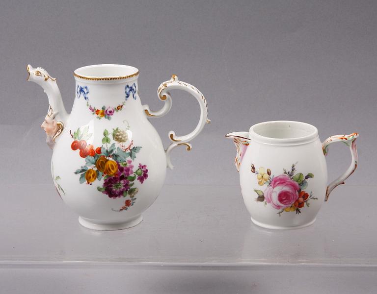 KAFFEKANNA SAMT GRÄDDKANNA, porslin, Meissenliknande märke resp Berlin. 1800-tal.