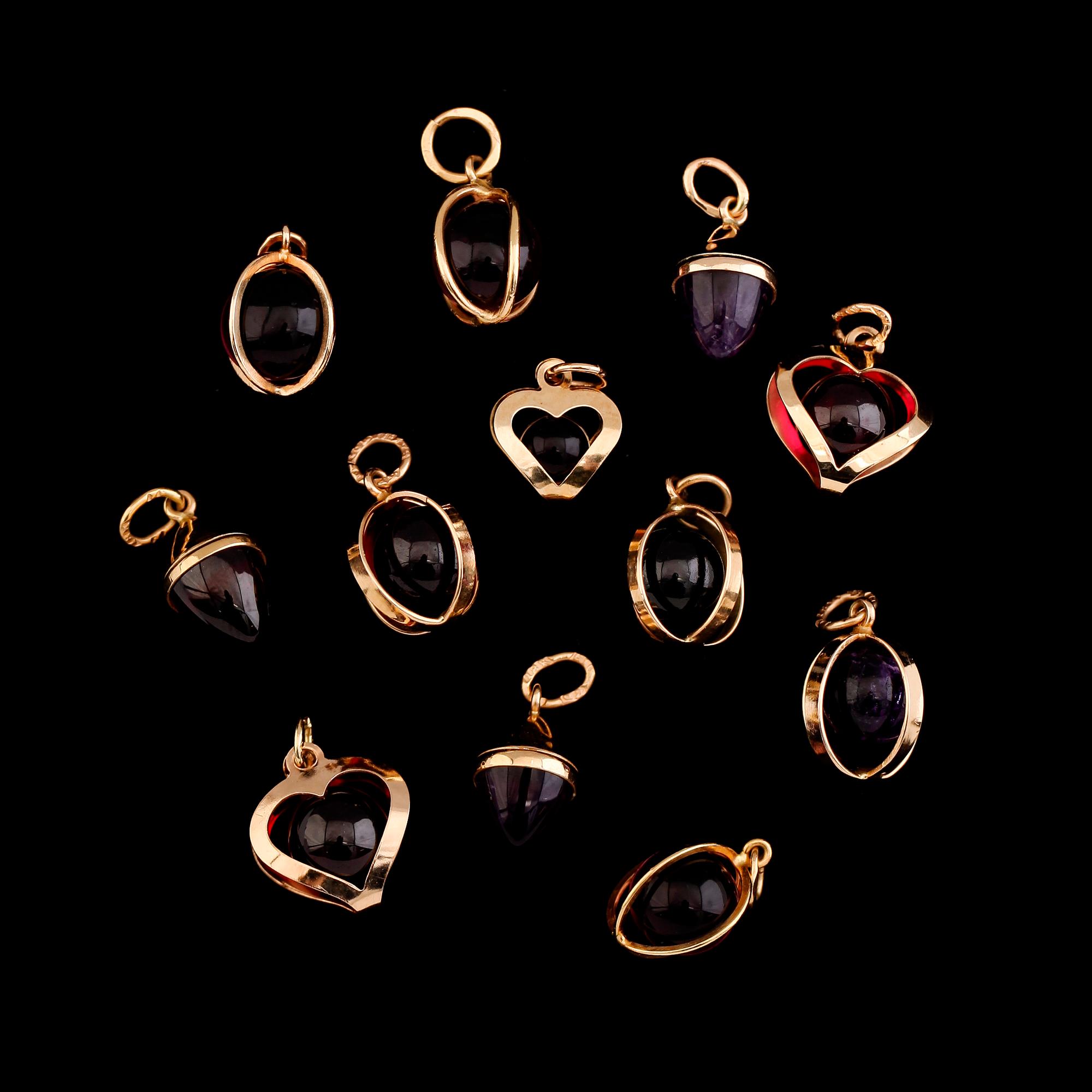 BERLOCKER, 12 st, 18 k guld med ametister och andra stenar. Total vikt ca 13 gram.