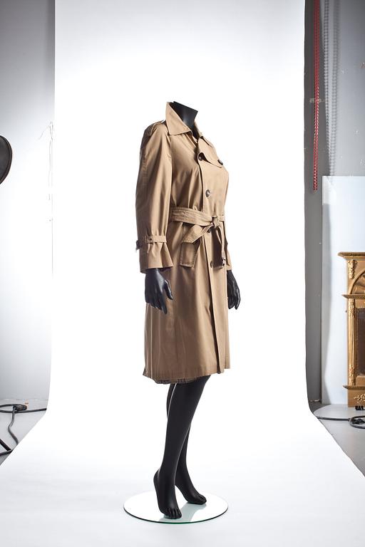 ROHDI HEINTZ, a beige trenchcoat.