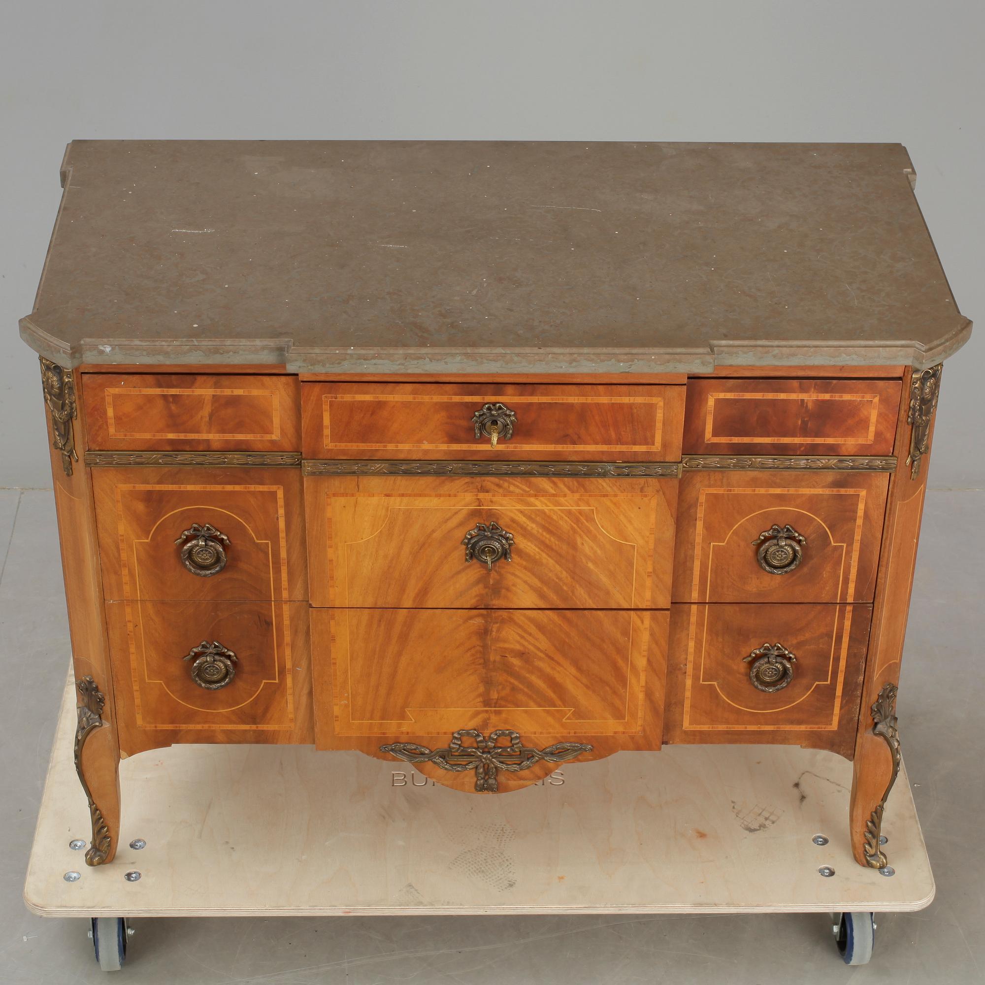 BYRÅ. Gustaviansk stil. 1900-tal.