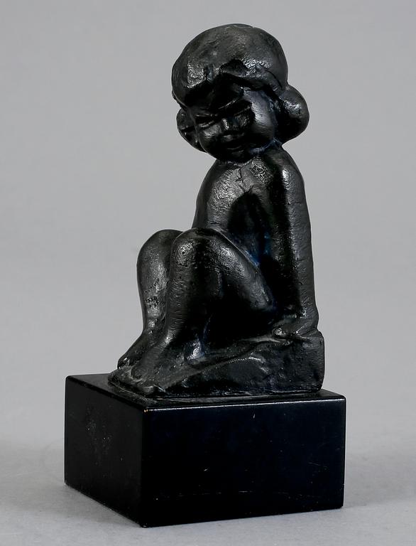 CARL EINAR BORGSTRÖM. Skulptur, brons, sittande flicka, monogramsignerad ceb. 1900-tal.