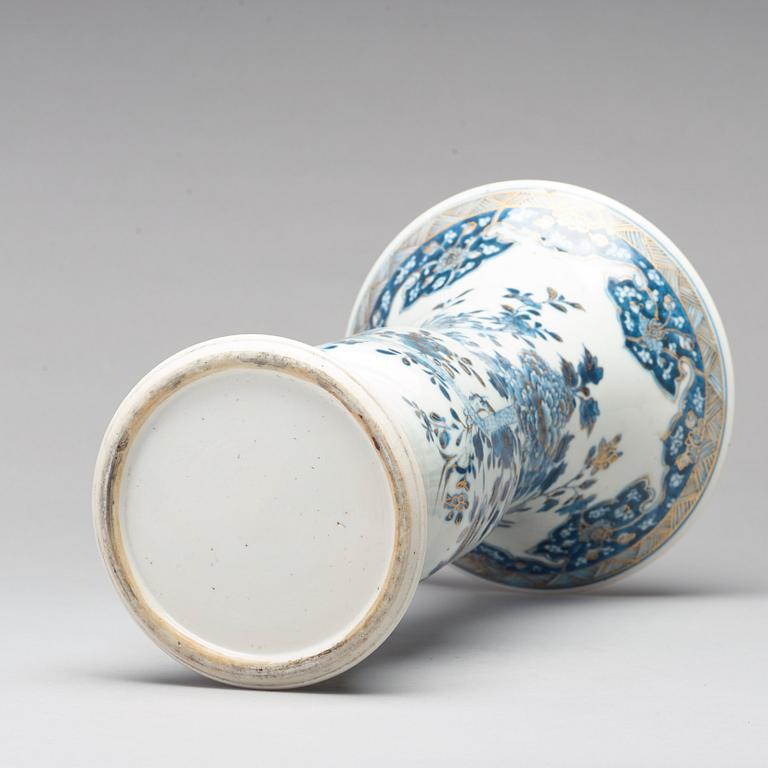 A blue and white vase, Qing dynasty, early 18th Century.