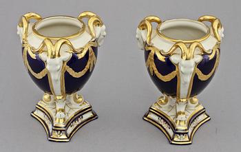 URNOR, ett par, porslin, Royal Dux, Tyskland, 1900-tal.