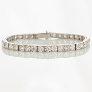 A Tiffany tennis bracelet in 18K white gold set with old-cut diamonds with a total weight of ca 6.45 cts.