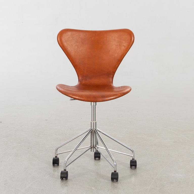 ARNE JACOBSEN, skrivbordsstol "Sjuan", för Fritz Hansen Danmark 1992.