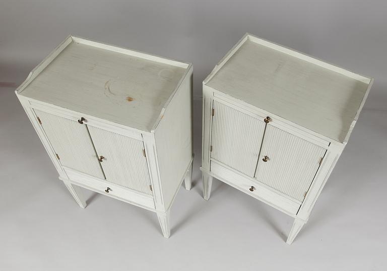 SÄNGBORD, 1 par, gustaviansk stil, 1900-talets andra hälft.
