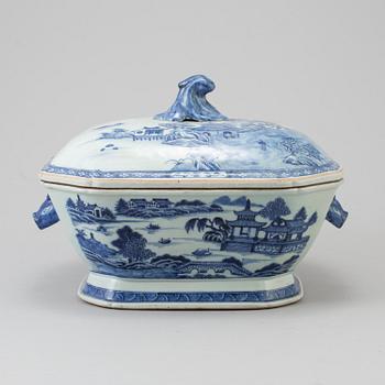 A Chinese export porcelain blue and white tureen and cover, Qianlong (1736-1795).
