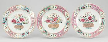 21. TALLRIKAR,3 st, porslin. Qing dynastin. Yongzheng (1723-35).