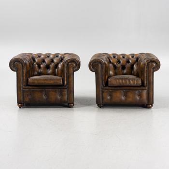 A pair of  leather upholstered Chesterfield loune chairs, England, second part of the 20th Century.