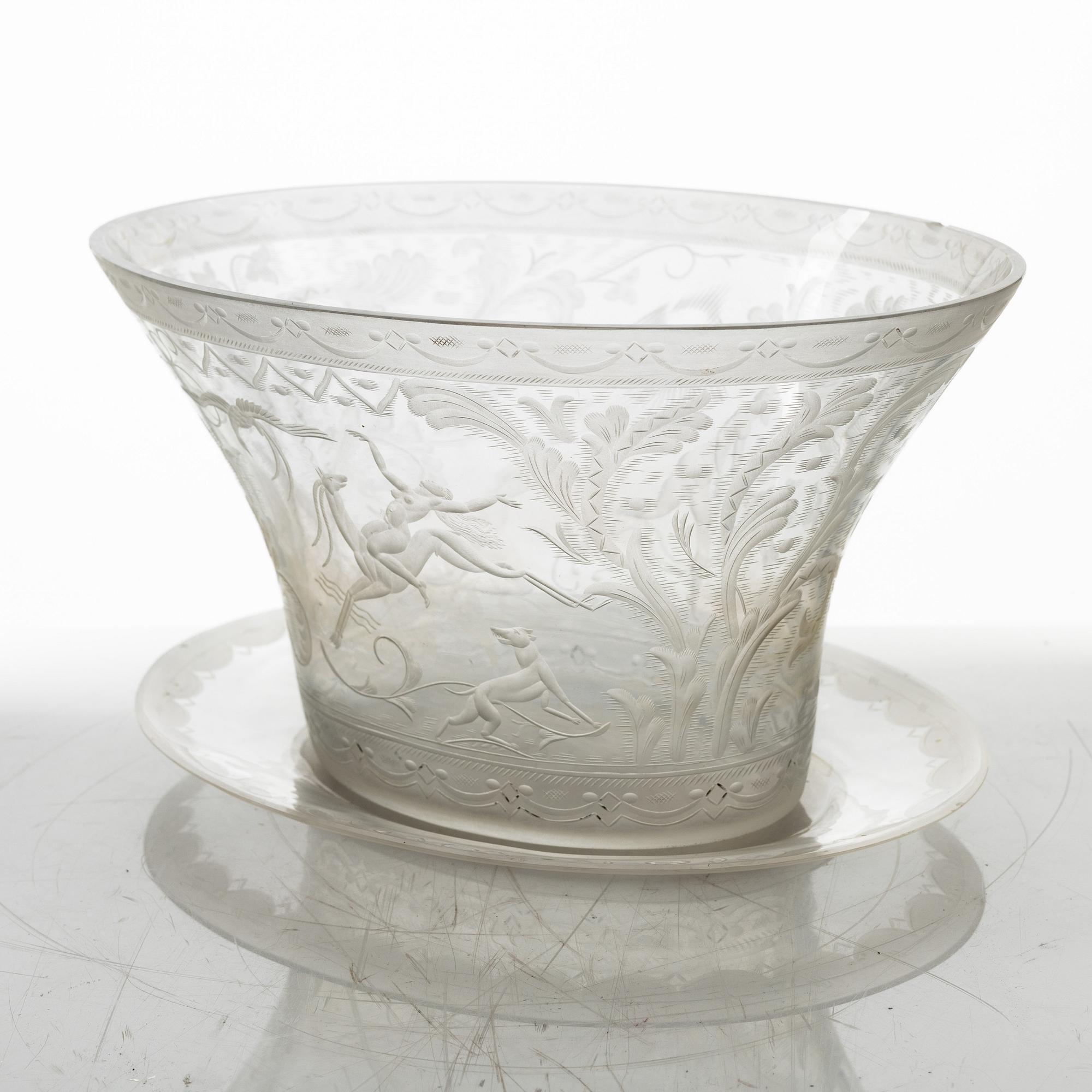Simon Gate, an engraved glass bowl with plate, Orrefors 1925, model 128.