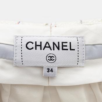 Chanel, a pair of bouclé pants, size 34.