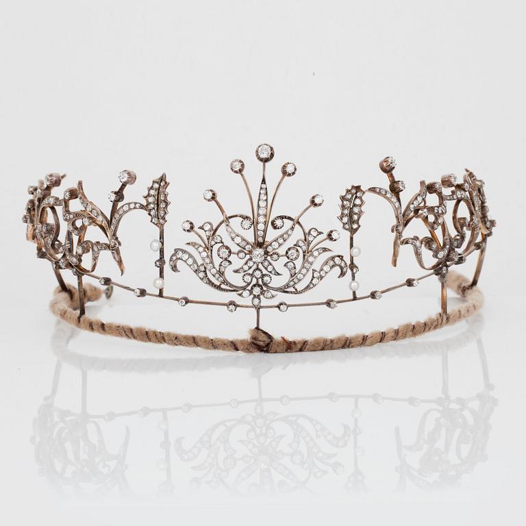 An old-cut diamond and natural saltwater pearl parure. Total carat weight of diamonds circa 11.00 cts.