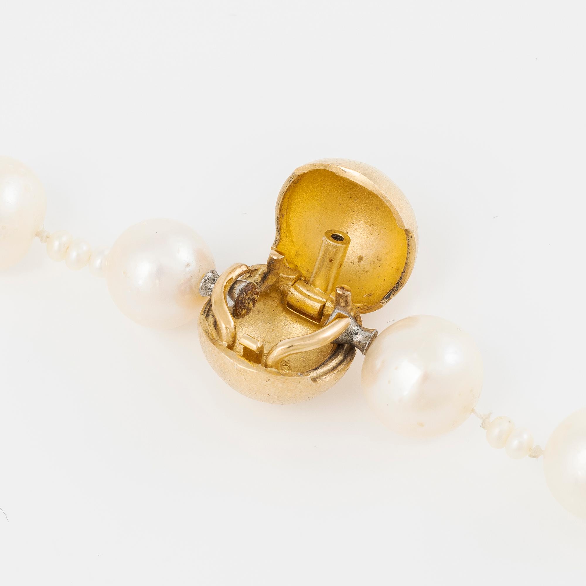 Ole Lynggaard clasp in 18K gold with a necklace of cultured freshwater pearls.