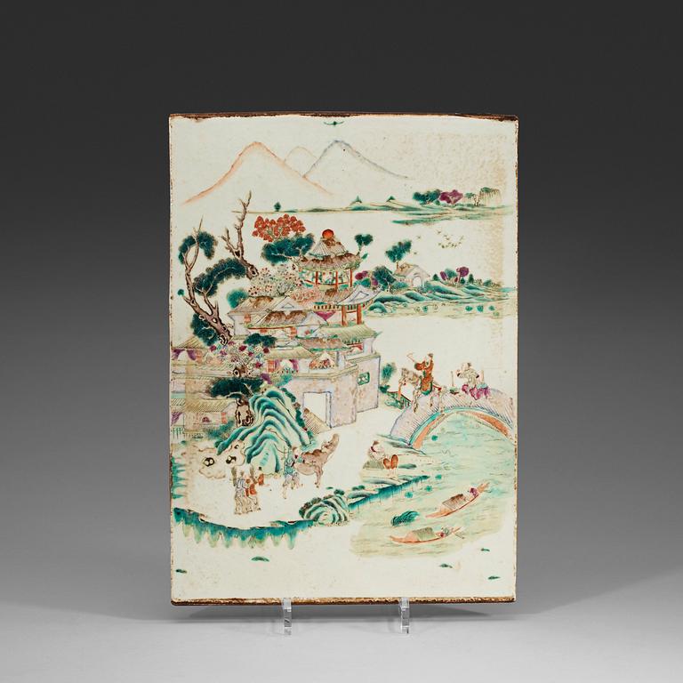 PLAKETT, porslin. Qing dynastin, 1800-tal.