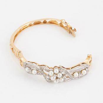 Armring 14K guld med gammal- och åttkantslipade diamanter samt pärlor.
