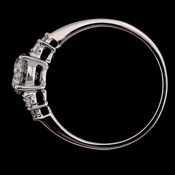 RING, 18K vitguld, briljantslipade diamanter tot ca 1.10 ct.